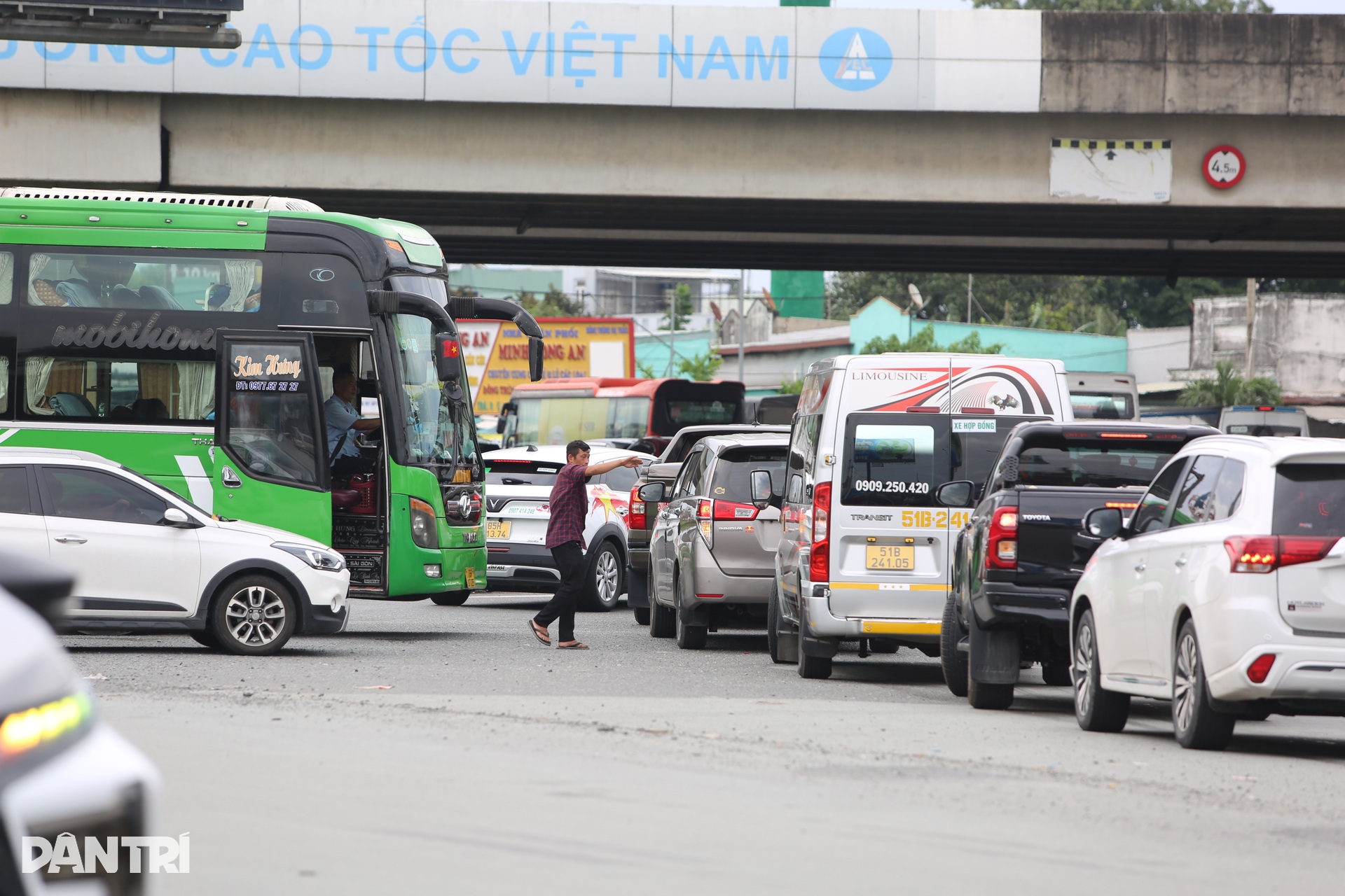 Người dân quay lại TPHCM sớm, quốc lộ 51 ùn tắc kéo dài - 12 Người dân quay lại TPHCM sớm, quốc lộ 51 ùn tắc kéo dài - 12