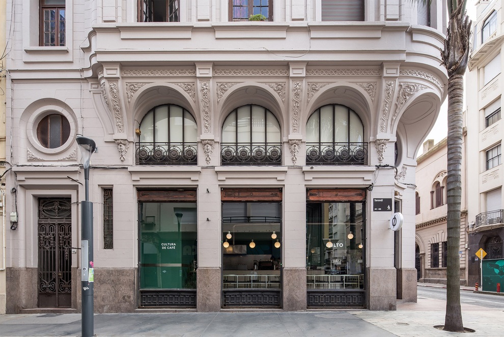 Quán cà phê đổ nát, thiết kế xuyên thấu giúp khách ngắm trọn cảnh quan - 1