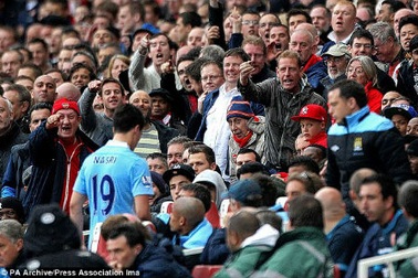 Nasri thóa mạ người hâm mộ Arsenal