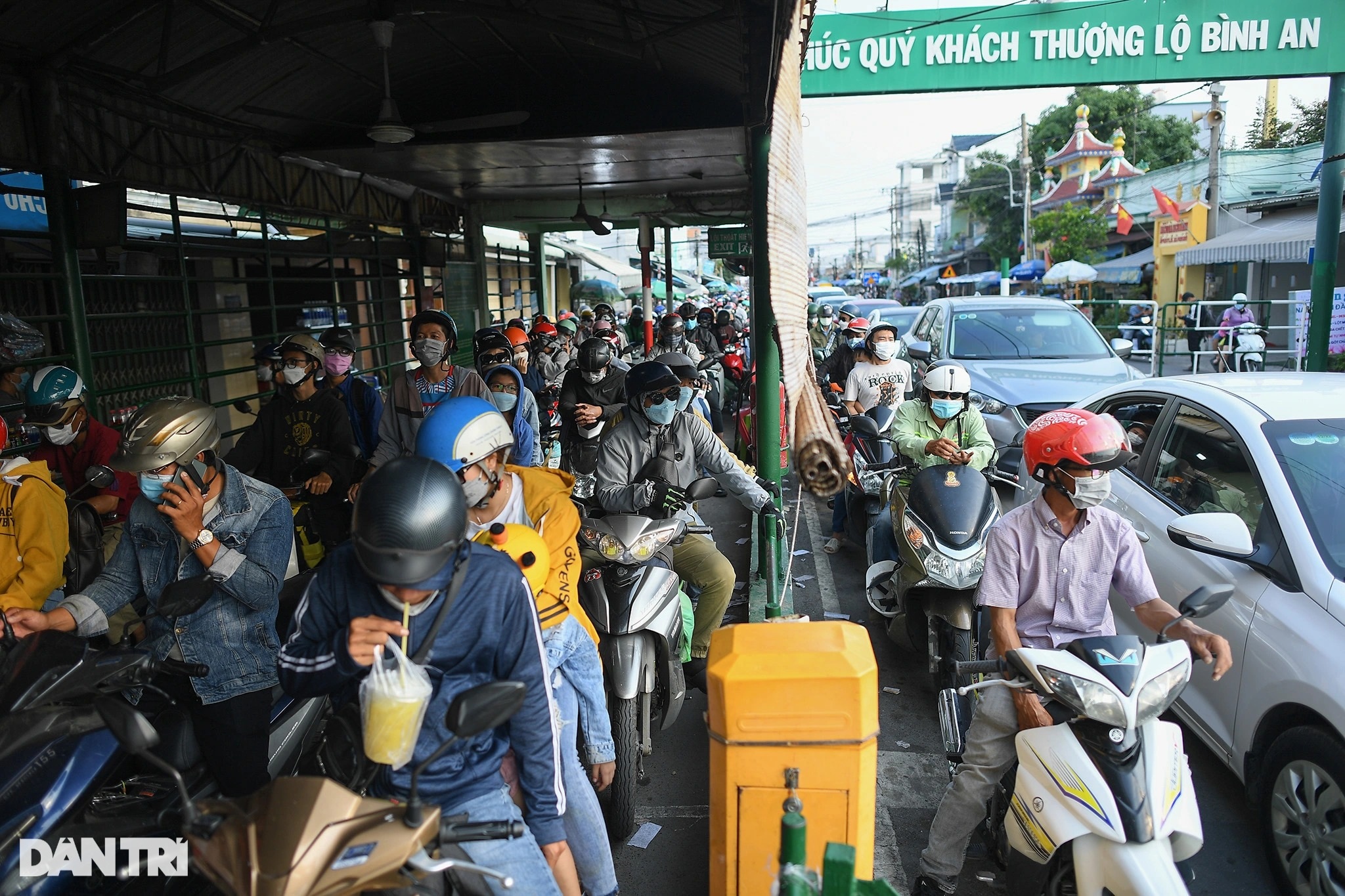 Trẻ nhỏ khóc thét giữa dòng xe kẹt cứng chờ phà Cát Lái về TPHCM - 13 Trẻ nhỏ khóc thét giữa dòng xe kẹt cứng chờ phà Cát Lái về TPHCM - 13