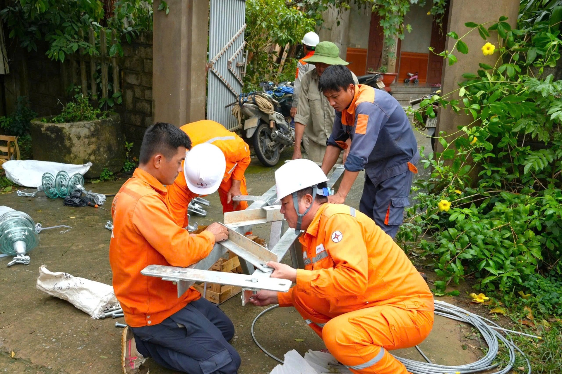 Những người nhện áo cam làm việc ngày đêm dọc miền Trung mùa mưa bão - 12