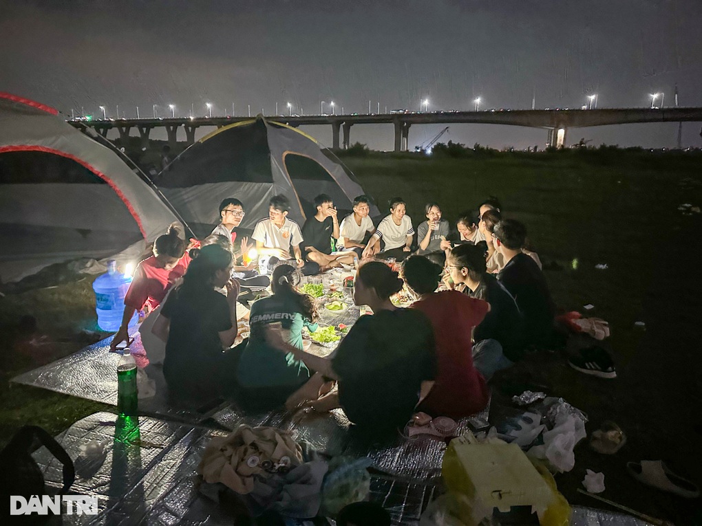 Hà Nội: Người dân đổ ra trung tâm thương mại, bãi sông Hồng tránh nóng - 6 Hà Nội: Người dân đổ ra trung tâm thương mại, bãi sông Hồng tránh nóng - 6