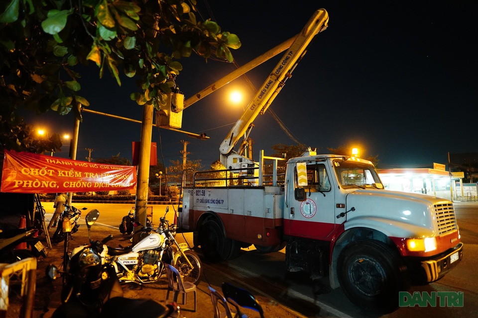 Tại chốt kiểm tra phía trước cổng khu công nghiệp Sóng Thần, nhân viên điện lực có mặt hỗ trợ chiếu sáng Tại chốt kiểm tra phía trước cổng khu công nghiệp Sóng Thần, nhân viên điện lực có mặt hỗ trợ chiếu sáng