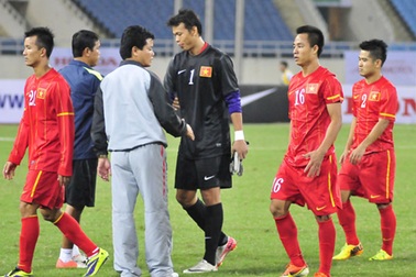 HLV Nguyễn Văn Sỹ tiếp tục tin tưởng thủ môn Tấn Trường