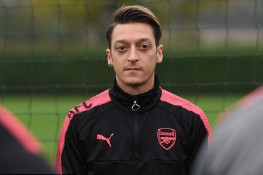 Mesut Ozil thông báo với đồng đội sẽ chuyển tới MU