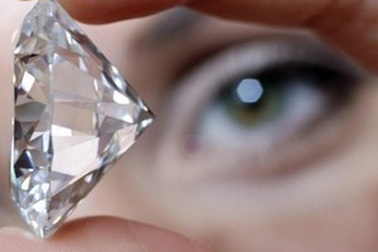 Nữ du khách đánh cắp và nuốt kim cương 6carat vào bụng để trốn tội