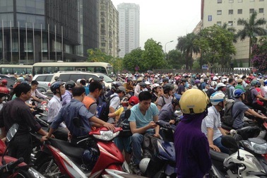 Hà Nội: Ùn tắc kinh hoàng, xe chết máy la liệt