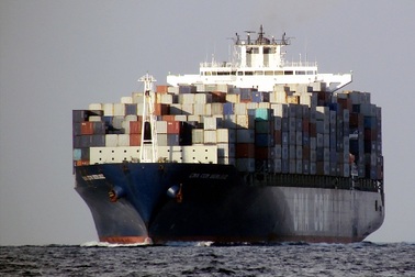 Tàu “khủng” tấp nập trên biển Đông