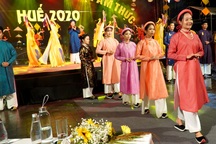 Bừng sắc áo dài xưa tại cố đô Huế