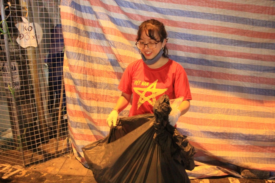 Tan hội Trung thu, khách tham quan phố Hàng Mã rủ nhau… gom rác - 6 Tan hội Trung thu, khách tham quan phố Hàng Mã rủ nhau… gom rác - 6