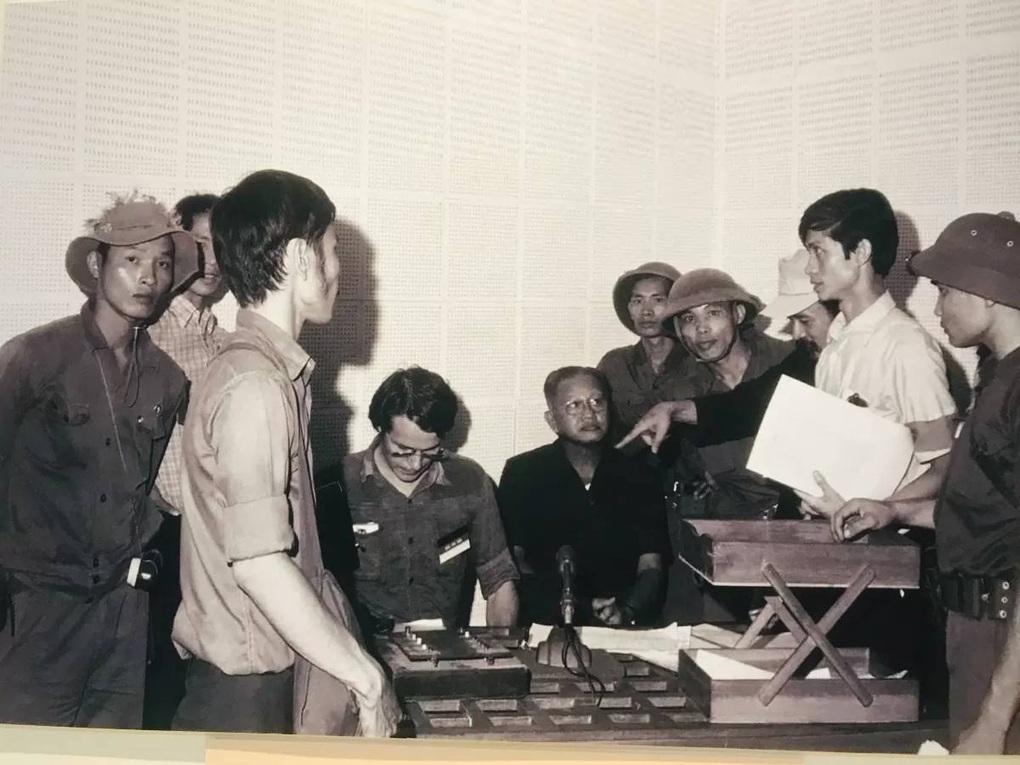 Cựu pháo thủ Ngô Sỹ Nguyên xúc động ở trưng bày Non sông liền một dải - 1 Cựu pháo thủ Ngô Sỹ Nguyên xúc động ở trưng bày Non sông liền một dải - 1