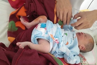 Người phụ nữ phát hiện bé trai sơ sinh bị bỏ bên đường