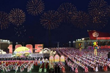 Hàng nghìn người Triều Tiên múa hát mừng sinh nhật Kim Nhật Thành 