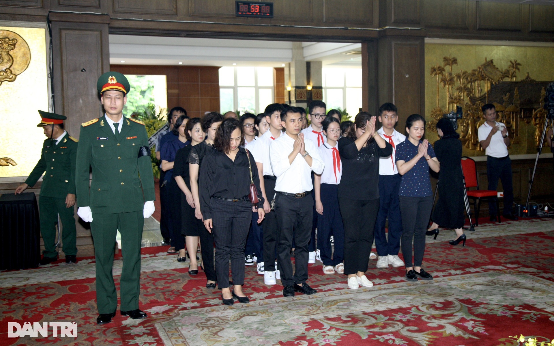 Nhiều đoàn người nối nhau chờ vào viếng Phó Thủ tướng Lê Văn Thành - 11 Nhiều đoàn người nối nhau chờ vào viếng Phó Thủ tướng Lê Văn Thành - 11