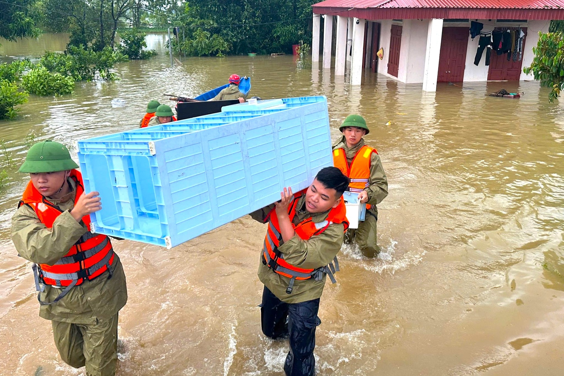 Nước lũ gây ngập lụt khắp nơi ở Thanh Hóa, công an trắng đêm giải cứu dân - 7 Nước lũ gây ngập lụt khắp nơi ở Thanh Hóa, công an trắng đêm giải cứu dân - 7