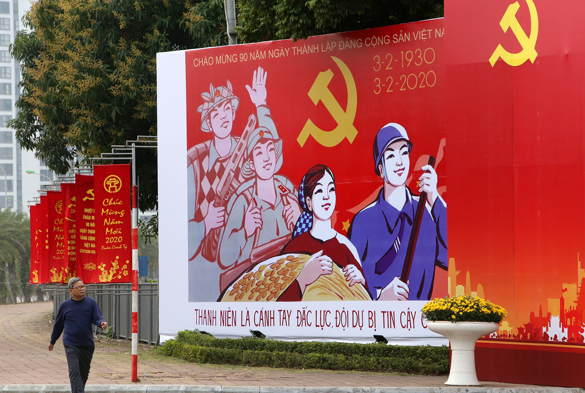 Hà Nội rực rỡ cờ, hoa mừng 90 năm Ngày thành lập Đảng - 8 Hà Nội rực rỡ cờ, hoa mừng 90 năm Ngày thành lập Đảng - 8