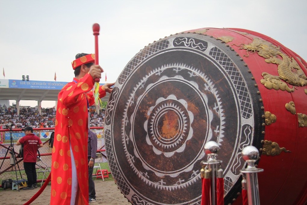 Bất chấp trời mưa, biển người đổ về lễ hội chọi trâu Đồ Sơn 2022 - 8 Bất chấp trời mưa, biển người đổ về lễ hội chọi trâu Đồ Sơn 2022 - 8