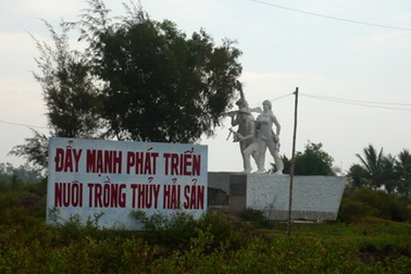 Những cảnh nực cười bên tượng đài chiến sĩ