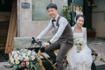 Ghiền đạp xe, chàng trai TPHCM cưới được vợ xinh đẹp, rước dâu bằng xe đạp