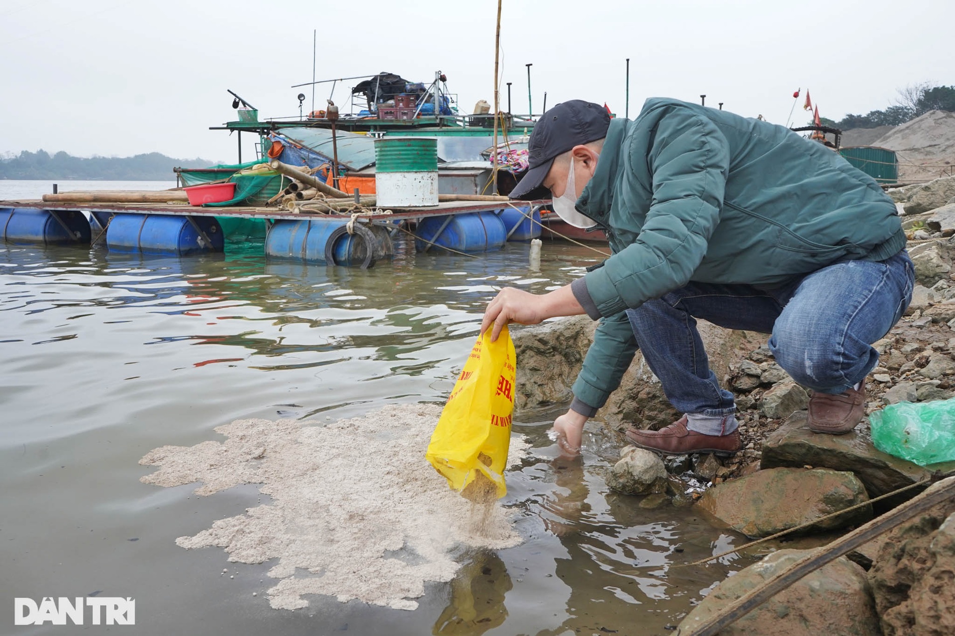 Hà Nội: Ngựa của ông Táo chưa kịp về trời đã ngửa bụng sau khi xuống nước - 16