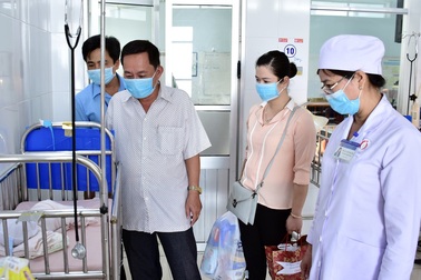 Bạc Liêu: Thăm và tặng quà bé sơ sinh bị bỏ rơi ở bệnh viện