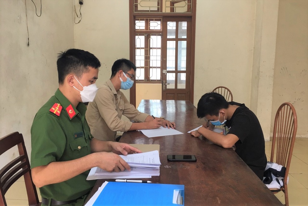 Đi trả thù cho người yêu cũ, thấy có người chép miệng liền đánh tới tấp - 2 Đi trả thù cho người yêu cũ, thấy có người chép miệng liền đánh tới tấp - 2