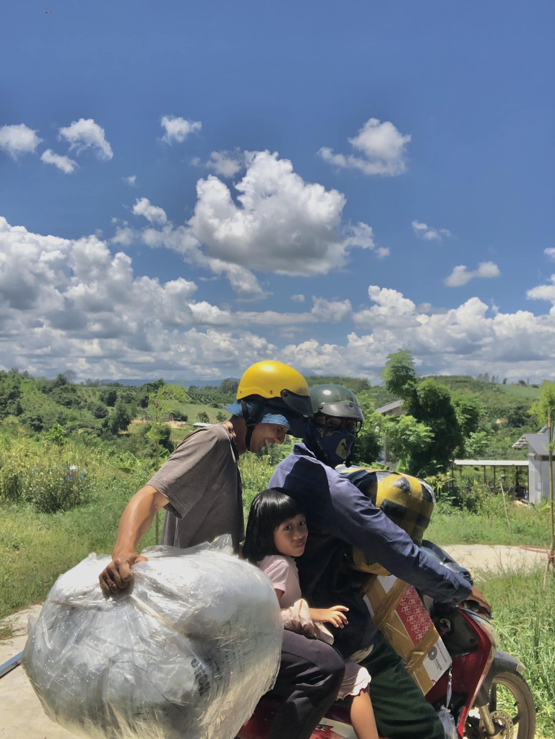 Cặp đôi hai bố lên rừng tìm lời giải mình là ai, sinh ra để làm gì? - 1 Cặp đôi hai bố lên rừng tìm lời giải mình là ai, sinh ra để làm gì? - 1