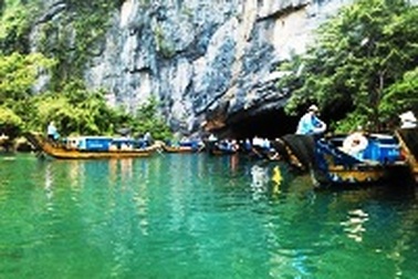 Lượng khách du lịch đến với Quảng Bình trong dịp lễ tăng đột biến   