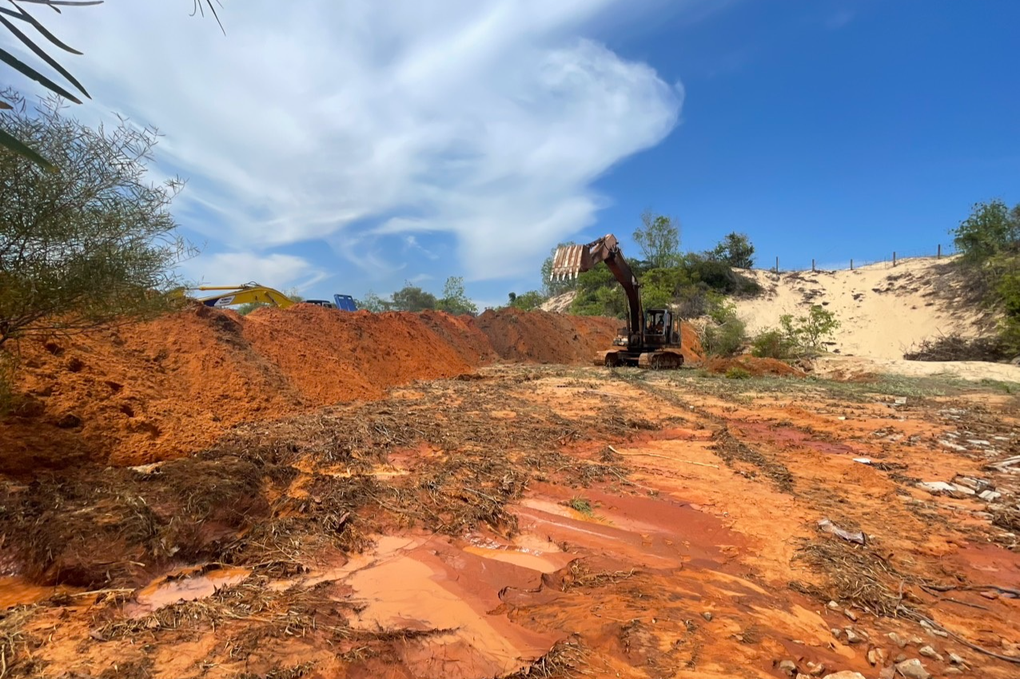 Cát đỏ lại tràn xuống đường, chia cắt giao thông ở TP Phan Thiết - 2 Cát đỏ lại tràn xuống đường, chia cắt giao thông ở TP Phan Thiết - 2