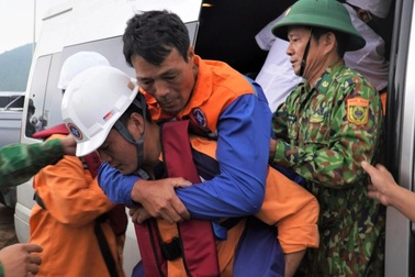 Vụ chìm tàu: "Đã nghĩ đến cái chết, ăn rạm biển nuôi hy vọng sống"