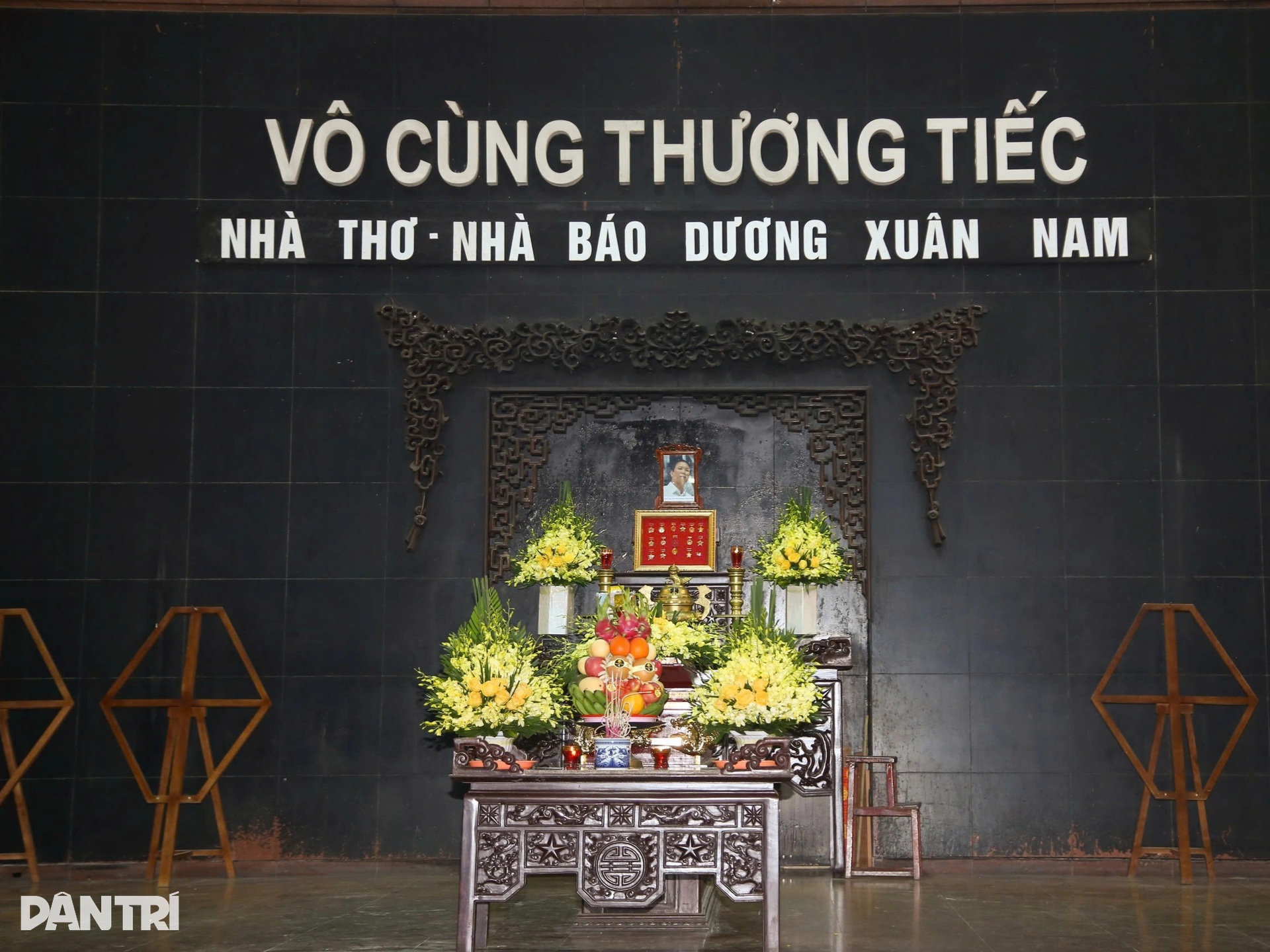 Hoa hậu Nguyễn Thị Huyền, Bùi Bích Phương đến tiễn đưa nhà thơ Dương Kỳ Anh - 1 Hoa hậu Nguyễn Thị Huyền, Bùi Bích Phương đến tiễn đưa nhà thơ Dương Kỳ Anh - 1