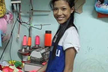 Nghị lực phi thường của cô bé đạp xe bán dạo quần áo cho chó, mèo