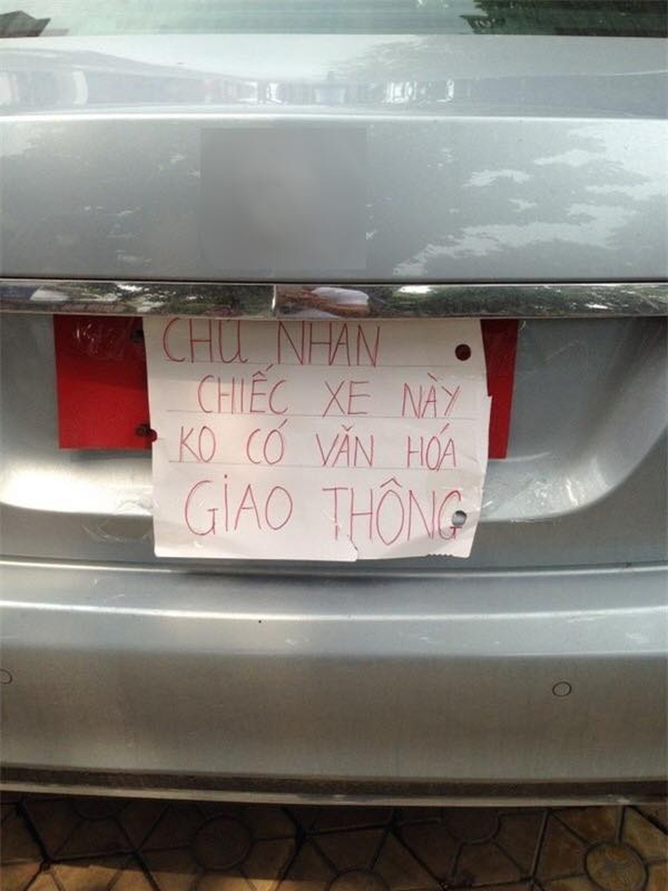 Muôn kiểu dằn mặt ô tô đỗ chắn cửa, chắn đường - 3 Muôn kiểu dằn mặt ô tô đỗ chắn cửa, chắn đường - 3