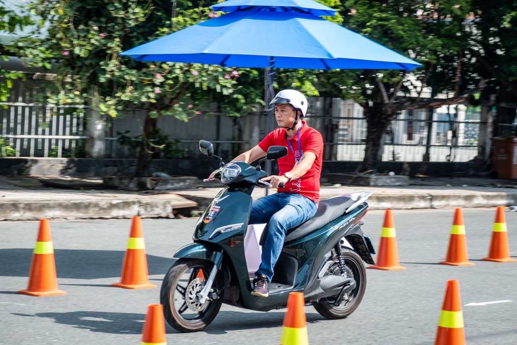 Người lao động ở TPHCM hào hứng với xe máy điện VinFast - 5 Người lao động ở TPHCM hào hứng với xe máy điện VinFast - 5