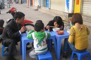 Bún riêu, bún ốc… hút khách ngày đầu năm