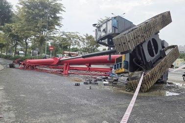 Cần cẩu rơi từ xe đầu kéo, một lơ xe bị thương ở TPHCM