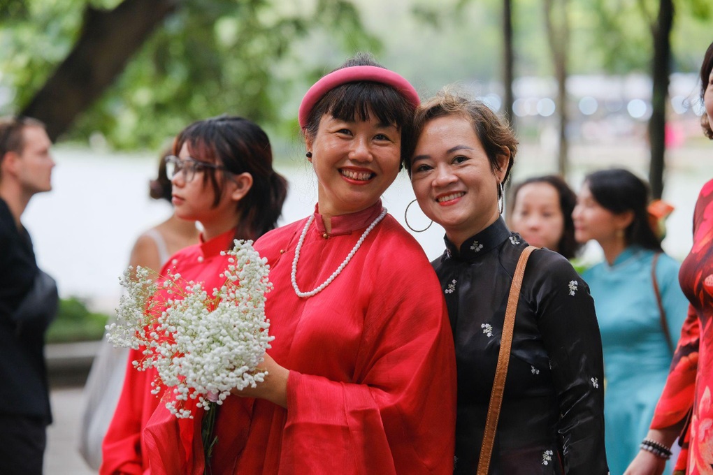 Hơn 100 người mặc cổ phục Việt diễu hành trên phố đi bộ Hồ Gươm - 9