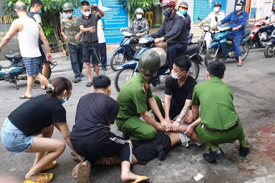 Hà Nội: Công an cùng người dân khống chế kẻ gây náo loạn đường phố - 2 Hà Nội: Công an cùng người dân khống chế kẻ gây náo loạn đường phố - 2