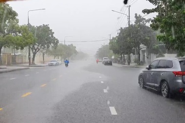 Mưa xối xả, đường phố Tam Kỳ, Quảng Nam vắng người qua lại