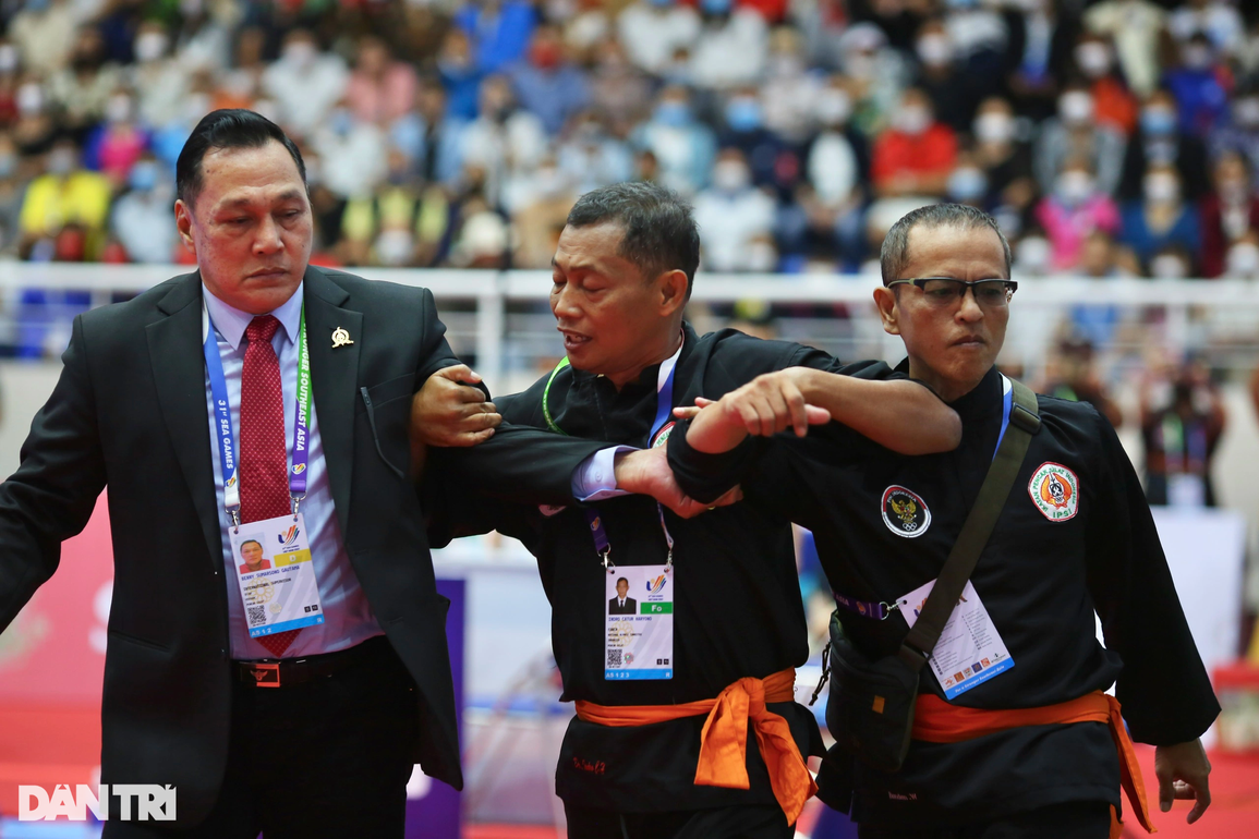 Võ sĩ đá vào mặt đối thủ, HLV Pencak Silat của Indonesia đòi tẩn trọng tài - 1 Võ sĩ đá vào mặt đối thủ, HLV Pencak Silat của Indonesia đòi tẩn trọng tài - 1