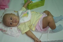 Bé trai 1 tuổi đớn đau với bệnh hiểm nghèo