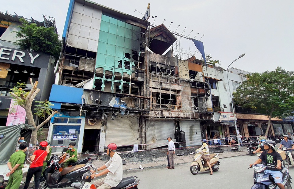 Lộ diện nghi can gây cháy chi nhánh ngân hàng lúc rạng sáng - 1 Lộ diện nghi can gây cháy chi nhánh ngân hàng lúc rạng sáng - 1