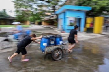 Người dân Hà Nội kẽo kẹt "xe kéo" đi lấy nước