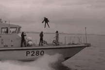 Video "người tên lửa" của Anh bay lượn như chim trên tàu hải quân