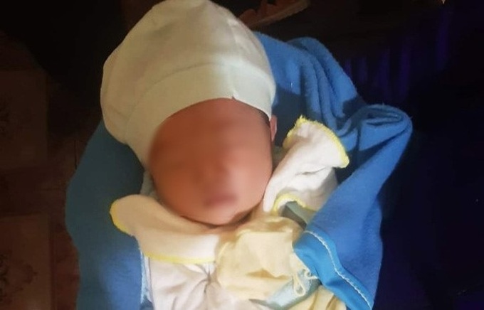Bé gái sơ sinh bị bỏ bên vệ đường tại khu vực xã Đồng Tiến, huyện Quỳnh Phụ, tỉnh Thái Bình ngày 24/3.