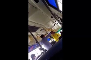 Nhân viên xe buýt ẩu đả với đôi nam - nữ hành khách