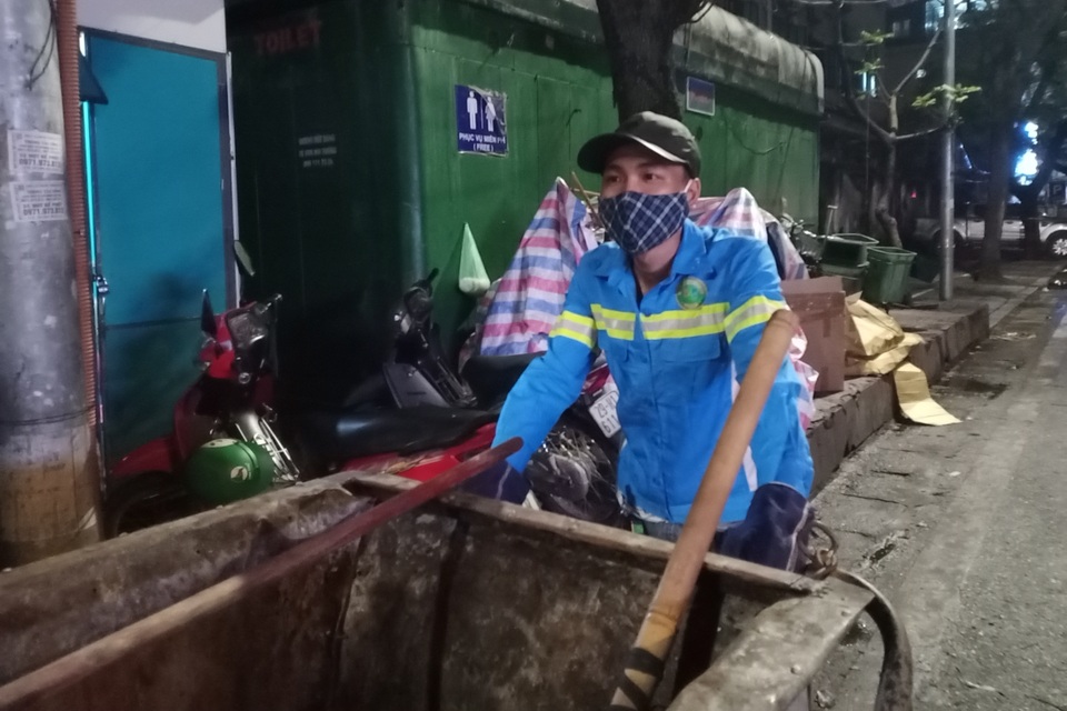 Hà Nội: Đêm trắng với người lao công ngày cuối cùng của năm Canh Tý - 4 Hà Nội: Đêm trắng với người lao công ngày cuối cùng của năm Canh Tý - 4