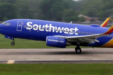 Máy bay hạ cánh đâm chết người trên đường băng