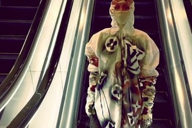 Phòng Covid-19, ca sĩ Mỹ che kín toàn thân khi lên nhận giải