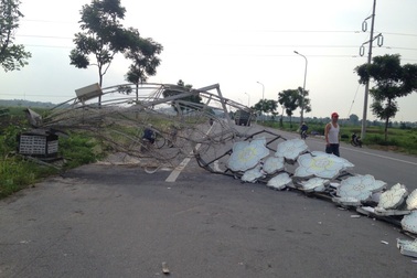 Thực hư thông tin cổng chào bị húc đổ làm lộ "bê tông không lõi sắt"